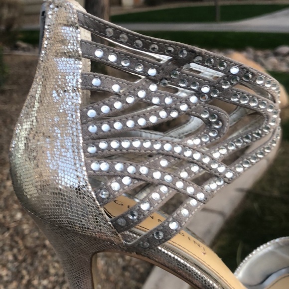 Gianni Bini Sparkly Silver Open-toe Stilettos! 4 inch heels. Size 7.5M - Picture 8 of 10
